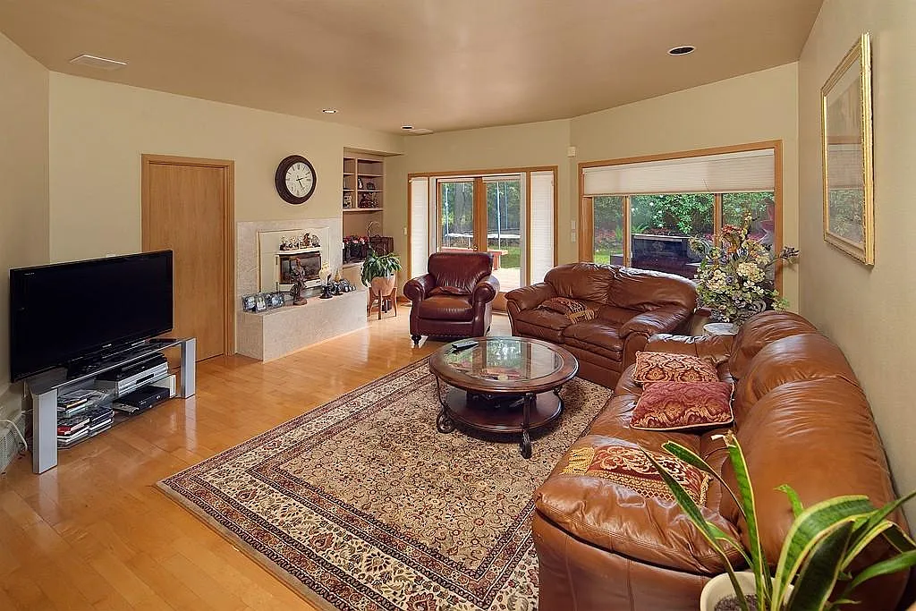 4 bed, 3.5 bath, 3790 sqft, $6,750 — Photo 3