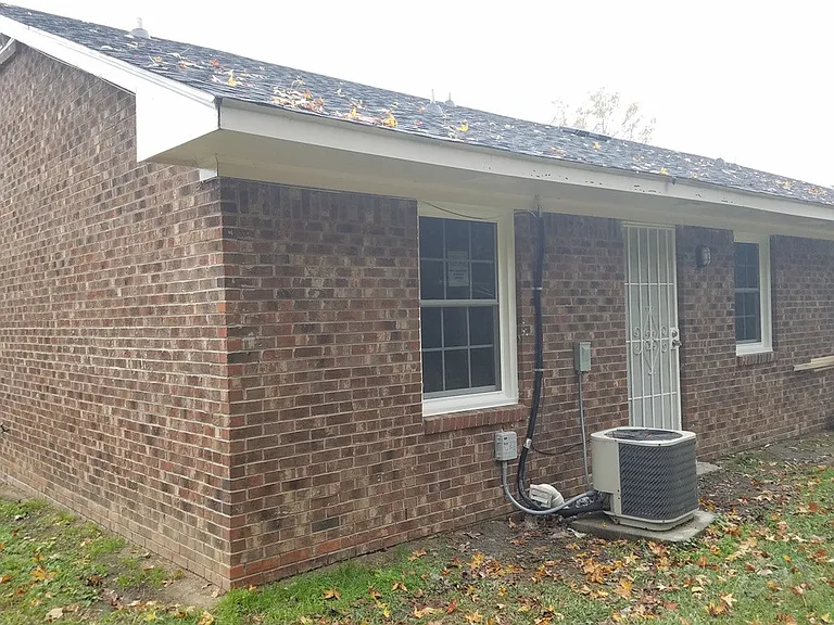 1705 Snowden Dr SE — Photo 2