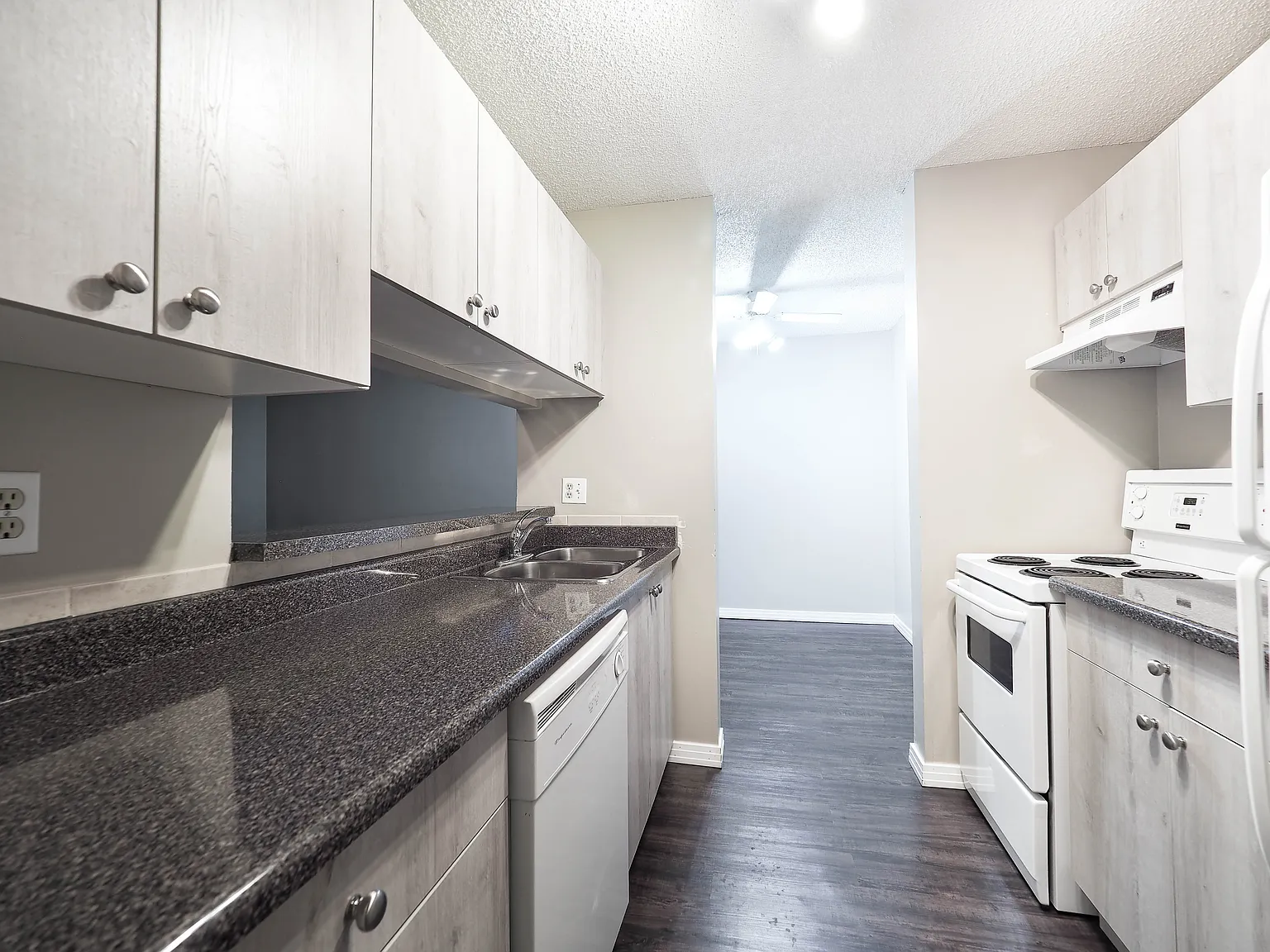 Pineridge Apartments — Photo 1