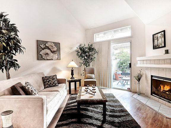 Living Rm w/Vaulted Ceilings