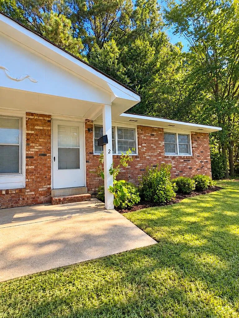 2 bed, 700 sqft, $995 — Photo 2