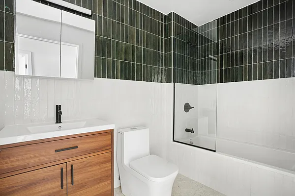 Bathroom, photo 1