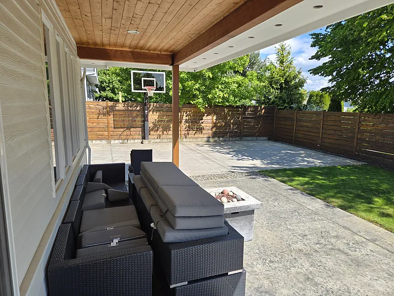 1410 Foxtail St — Photo 2