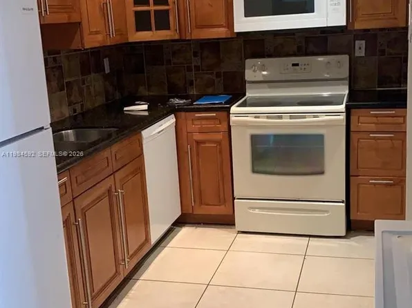 8261 NW 8th St APT 239, Miami, FL 33126