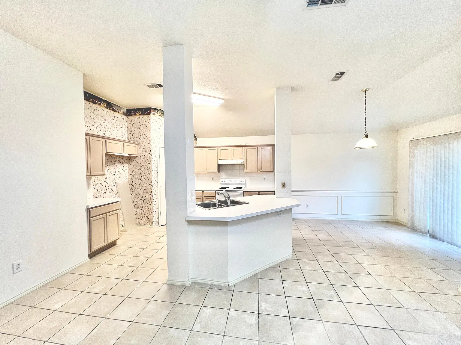 3 bed, 1428 sqft, $2,400 — Photo 4