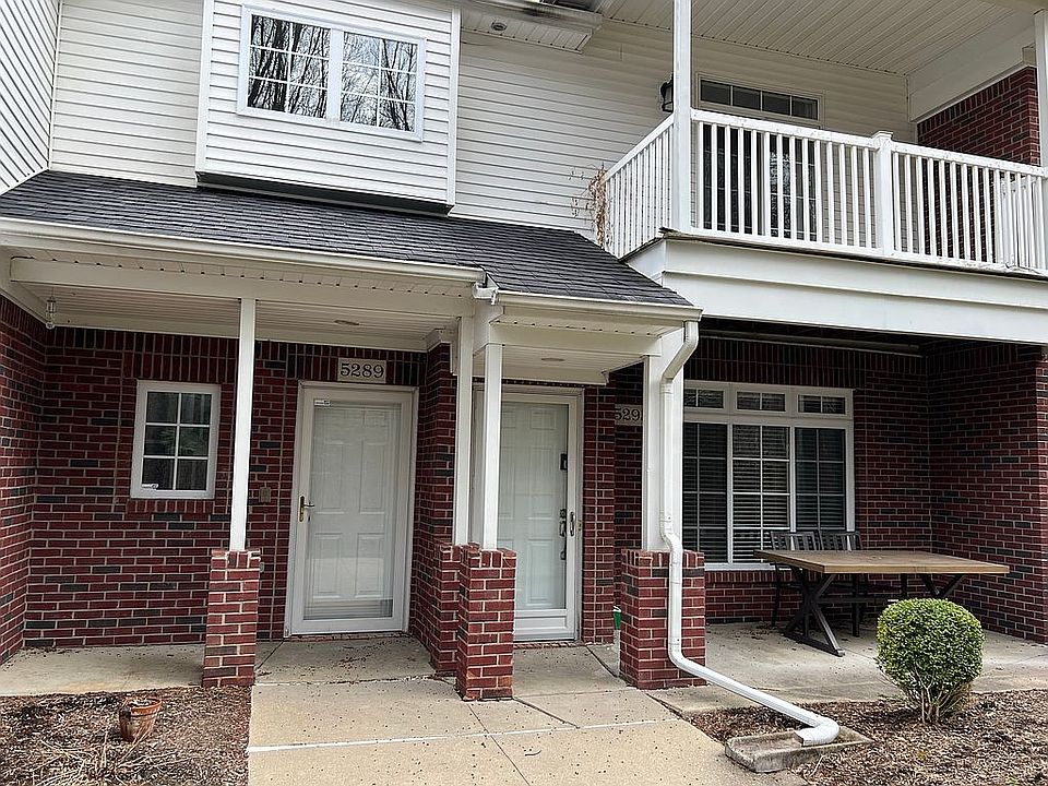 2nd level balcony condo