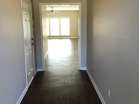 2nd image of 400 Londonberry Dr
