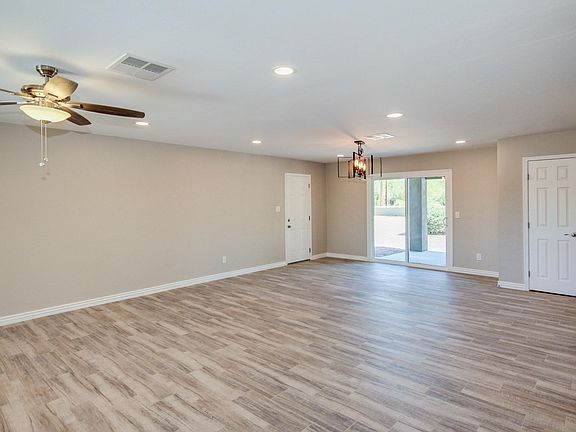 3rd image of 151 W Meadowbrook Dr