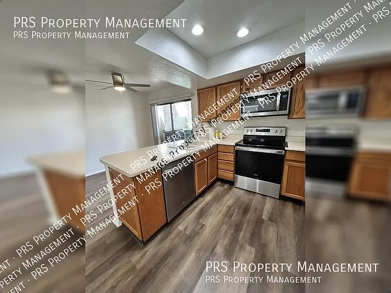 329 E Ambassador Dr — Photo 17