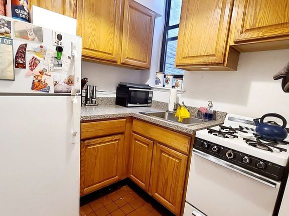 4th image of 132 W 72nd St APT 3C