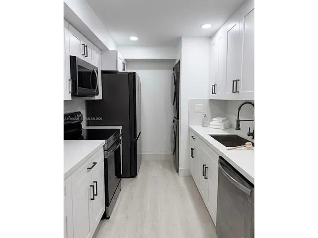 Building Photo - 220 Lakeview Dr #102