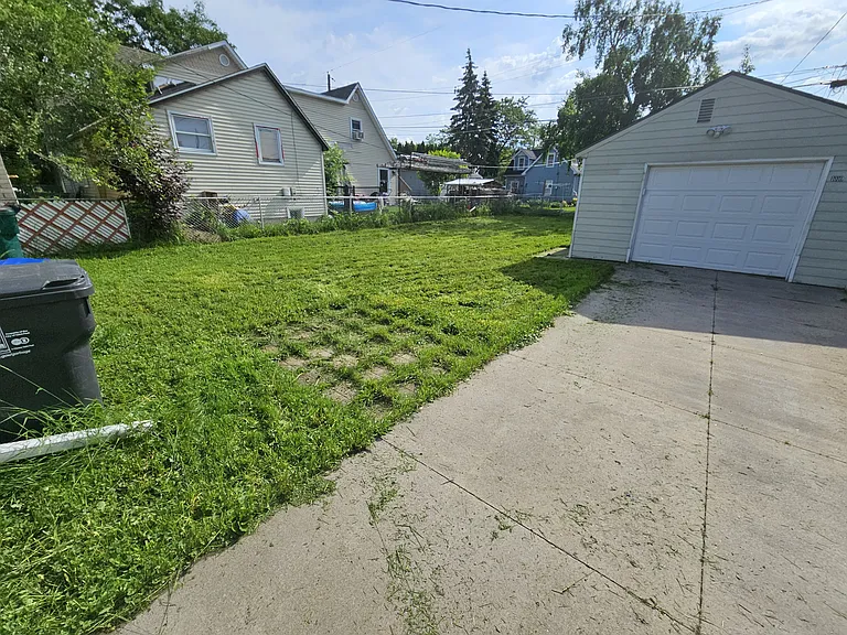 1010 Farrington St — Photo 33