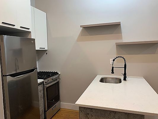 5th image of 249 Montrose Ave APT 1L