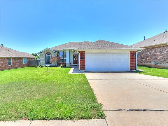 3rd image of 2420 Arbor Dr