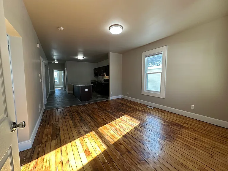 3860 N 19th Pl — Photo 2