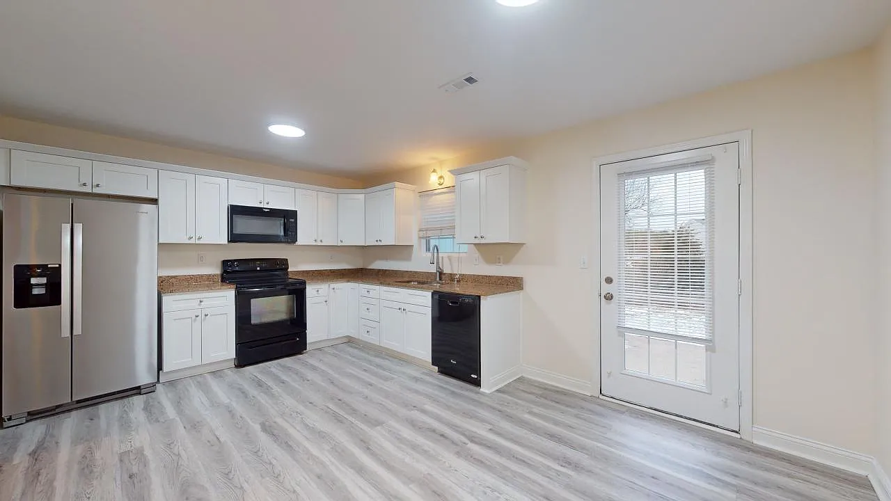 Rose Garden Apartments — Photo 1