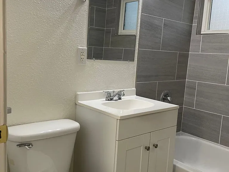 2106 N Daley St — Photo 9