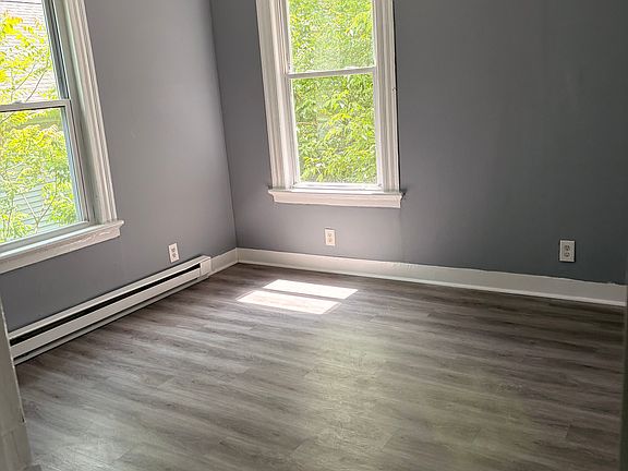 4th image of 136 Griggs St #2