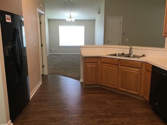 5th image of 550 Summit Dr