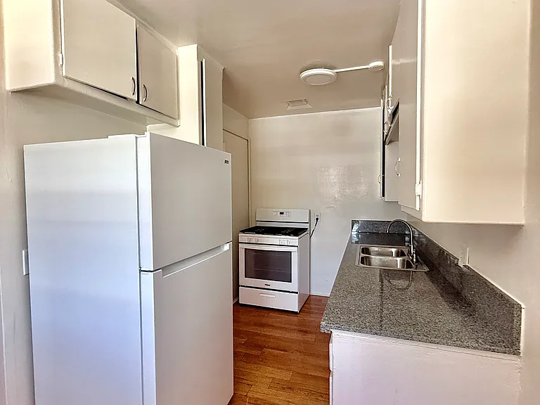 13645 Runnymede St #5 — Photo 5