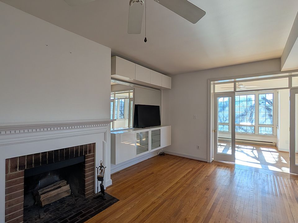 Living room with Fireplace