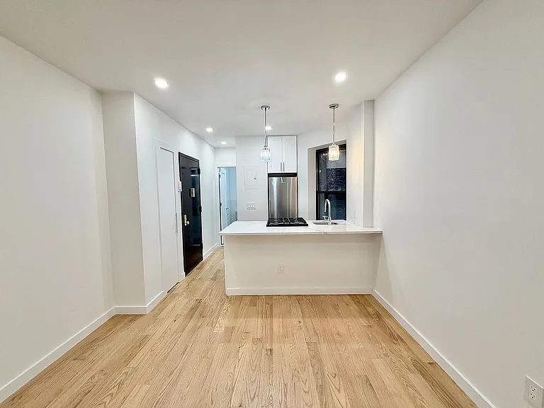 124 E 4th St #7 — Photo 4