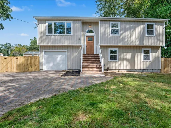 31 Perry Ln, Wheatley Heights, NY 11798