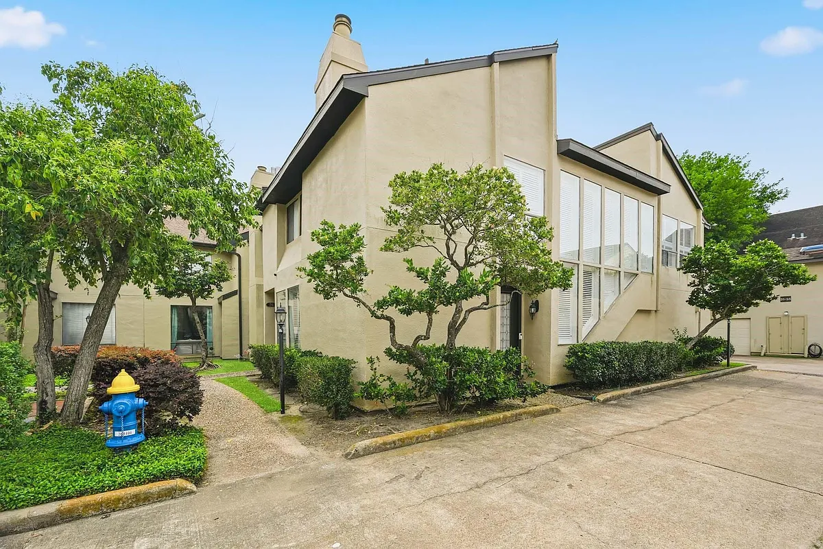 Building Photo - 1116 Bering Dr #25