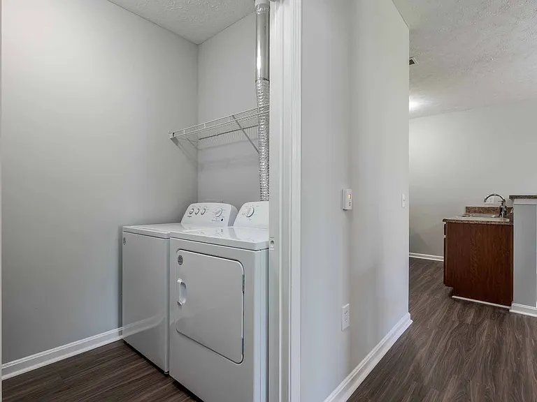 Blankenbaker Crossings Apartment Homes — Photo 9
