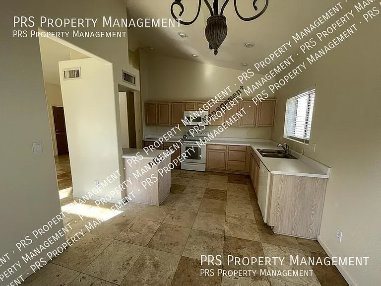629 S Oak St — Photo 6