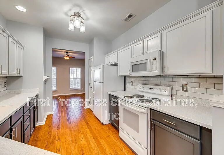 618 Bayou Cir — Photo 3