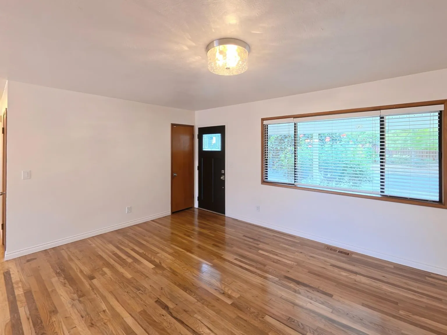 3 bed, 1.5 bath, 1128 sqft, $2,845 — Photo 2