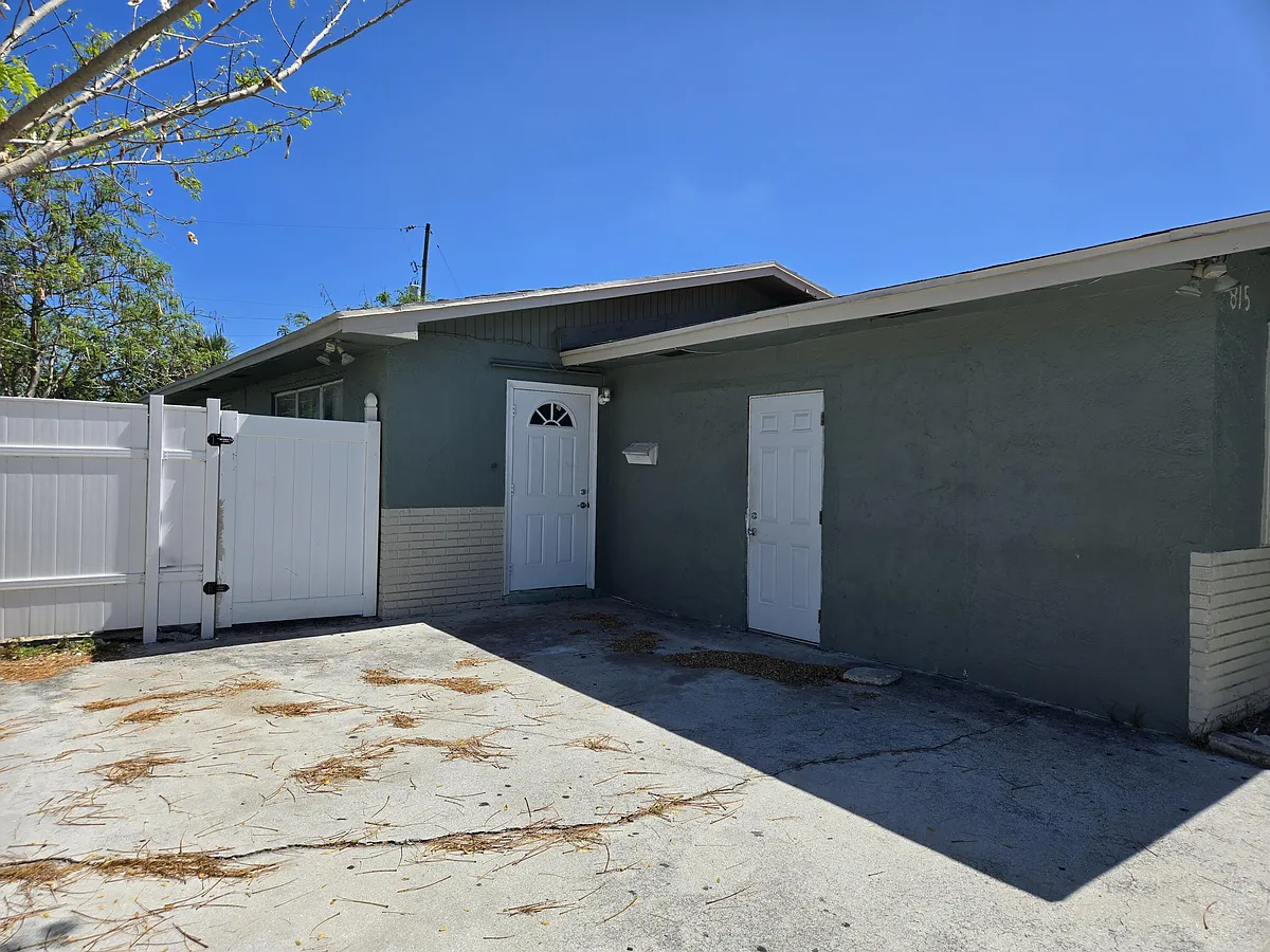 Building Photo - 815 Silver Beach Rd