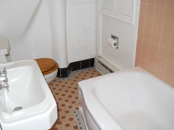 4th image of 185 Montgomery Ave APT 1
