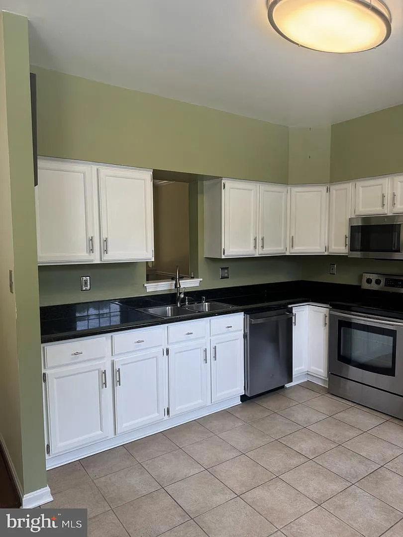 3 bed, 2.5 bath, 2150 sqft, $3,100 — Photo 4