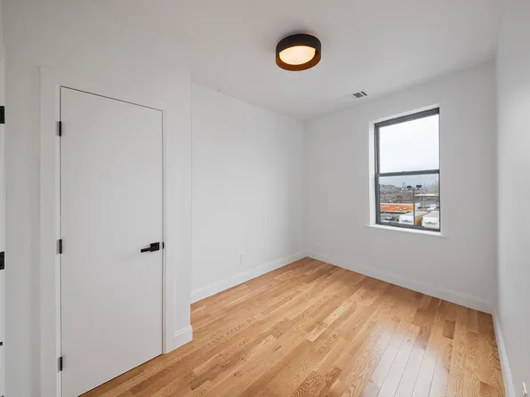 18-60 Flushing Avenue image 9 of 14