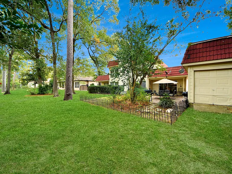 17 Winged Foot Dr — Photo 45