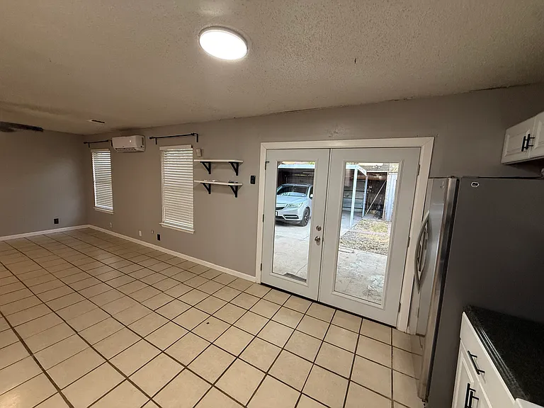 6909 Oldham — Photo 10