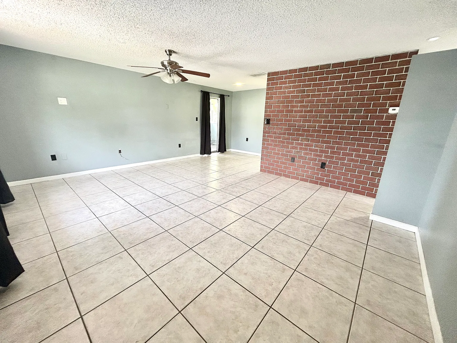 2 bed, 1.5 bath, 882 sqft, $1,475 — Photo 2