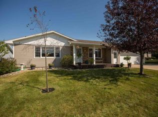 5813 Applewood Dr, Waterloo, IA 50701