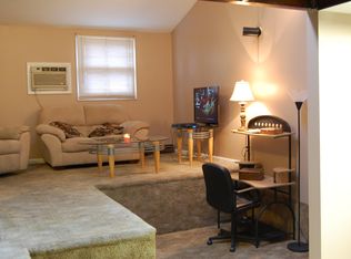 1907 10th St APT 5, Charleston, IL 61920