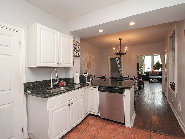 2503 Carpenter St — Photo 3