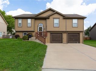 10915 N Skiles Ct, Kansas City, MO 64157