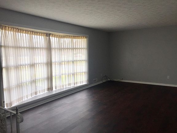 3rd image of 7516 W 130th St