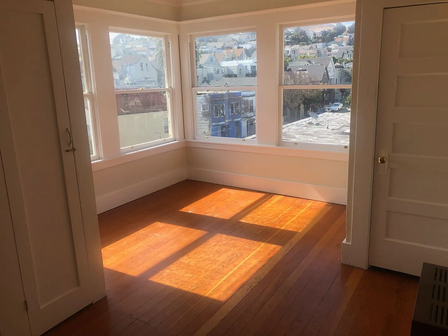 Updated Top Floor Studio apartment with Gorgeous 270-Degree Views of Bernal Heights — Photo 1