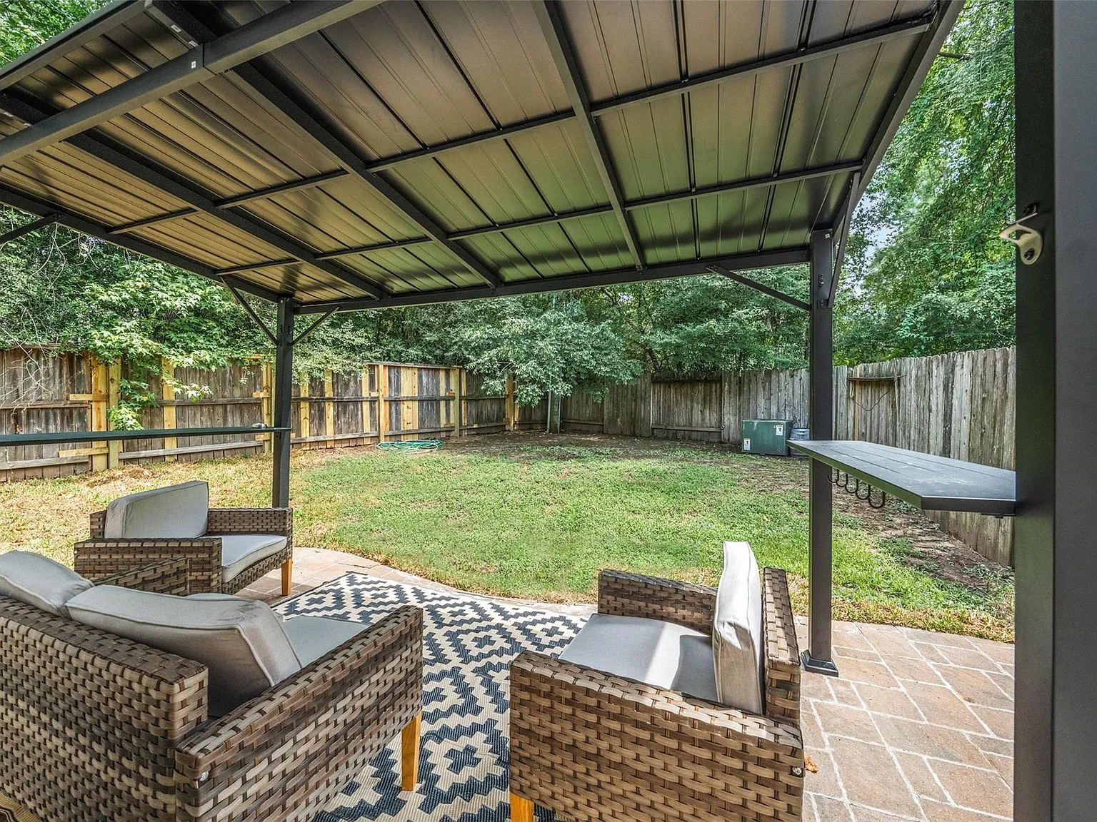 3 bed, 2.5 bath, 1627 sqft, $2,000 — Photo 2