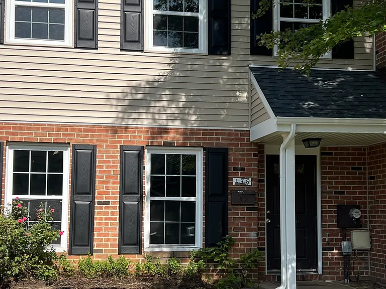 139 Lowell Ct — Photo 1