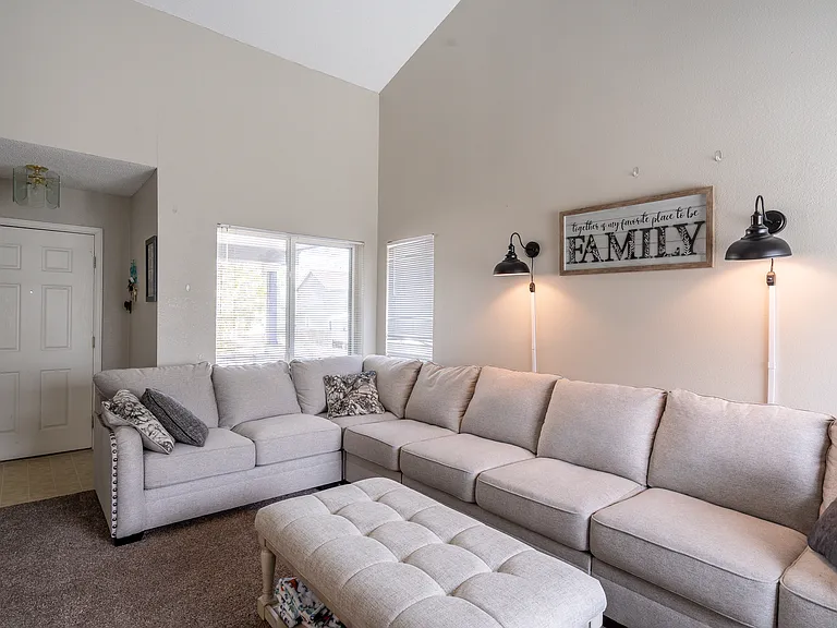 857 Regent Ct — Photo 4