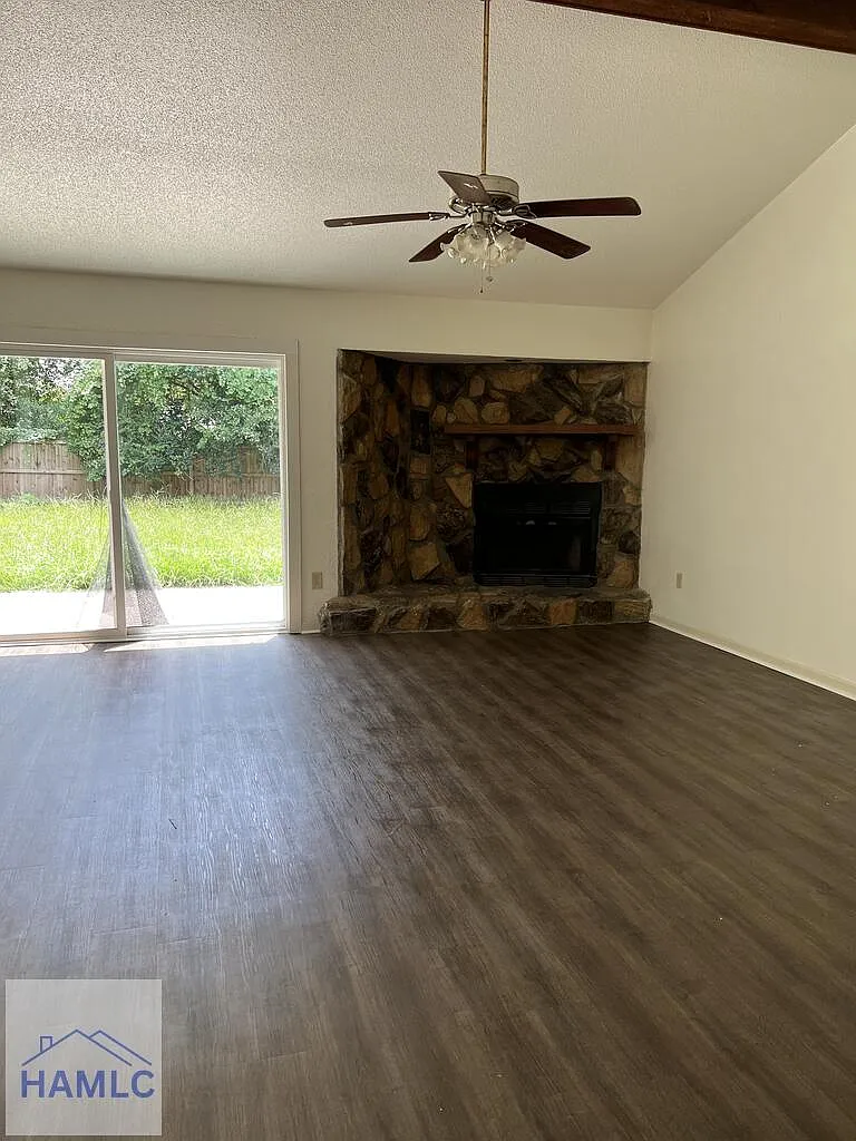 3 bed, 2.0 bath, 1458 sqft, $1,450 — Photo 2