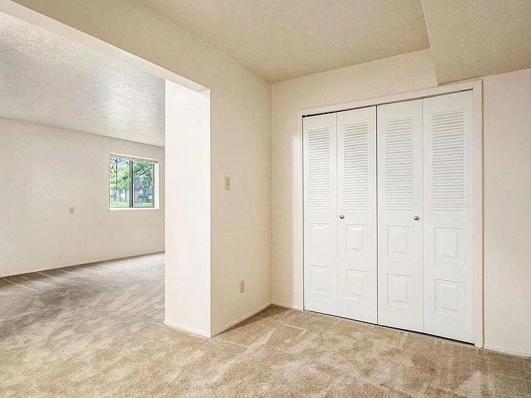 Hickory Village Apartments — Photo 44